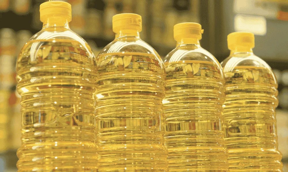 Varias botellas de aceite de girasol en un comercio.