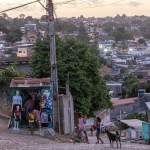Un grupo de niñas jugando en una calle de la Recife (Brasil).