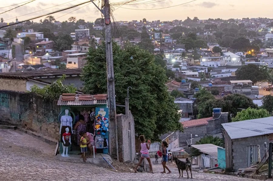Un grupo de niñas jugando en una calle de la Recife (Brasil).