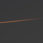 Un avión cruza el cielo sobre la ciudad de Santa Fe (Argentina).