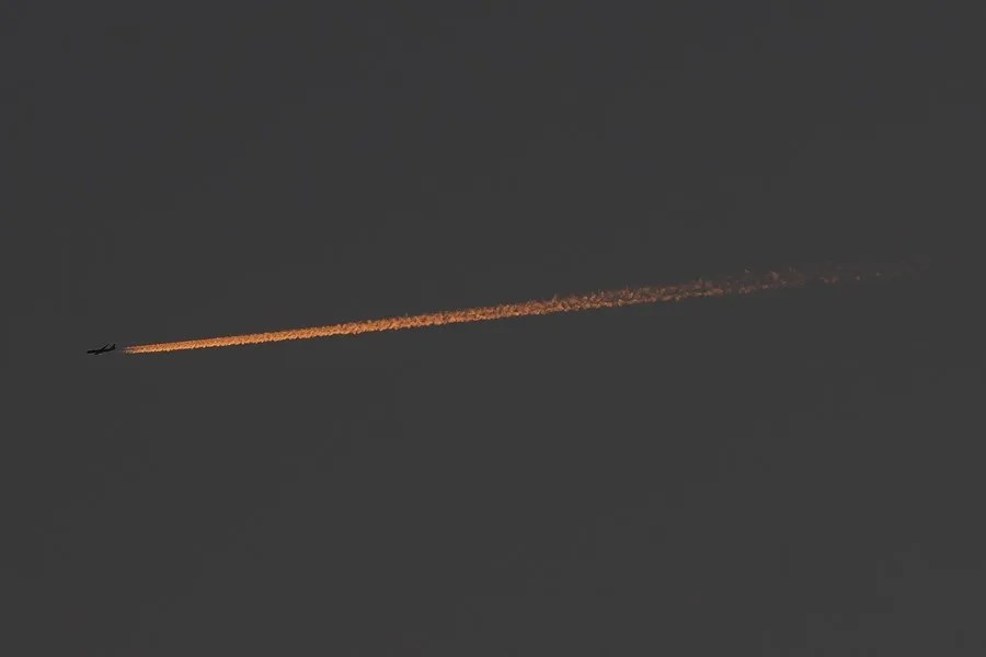 Un avión cruza el cielo sobre la ciudad de Santa Fe (Argentina).