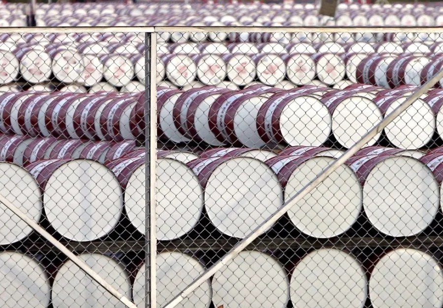 Fotografía de archivo que muestra barriles de petróleo almacenados en un depósito de petróleo en Yakarta, Indonesia