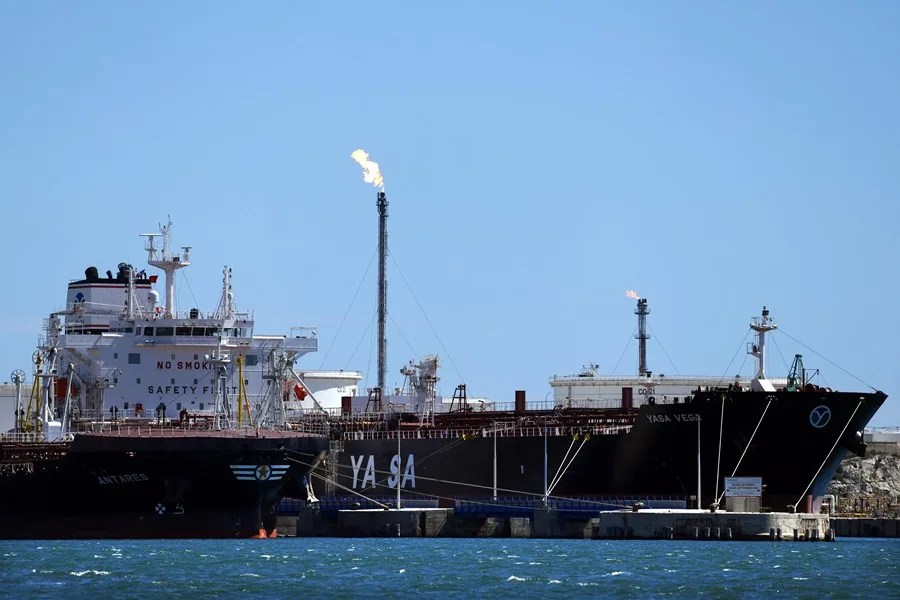 Buques cisterna descargan crudo en la refinería de Lavera, en Martigues (sur de Francia)