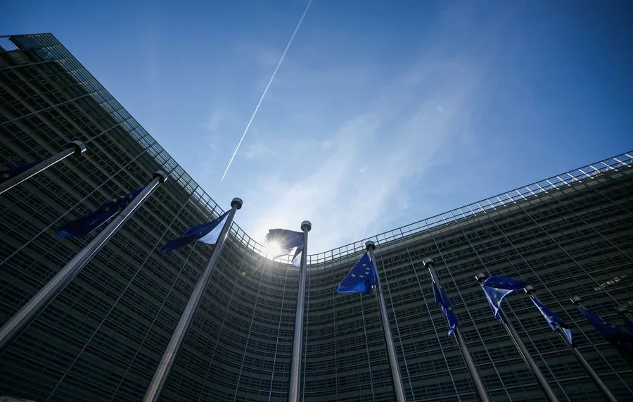 Vista de banderas en el exterior de la sede de la Comisión Europea.