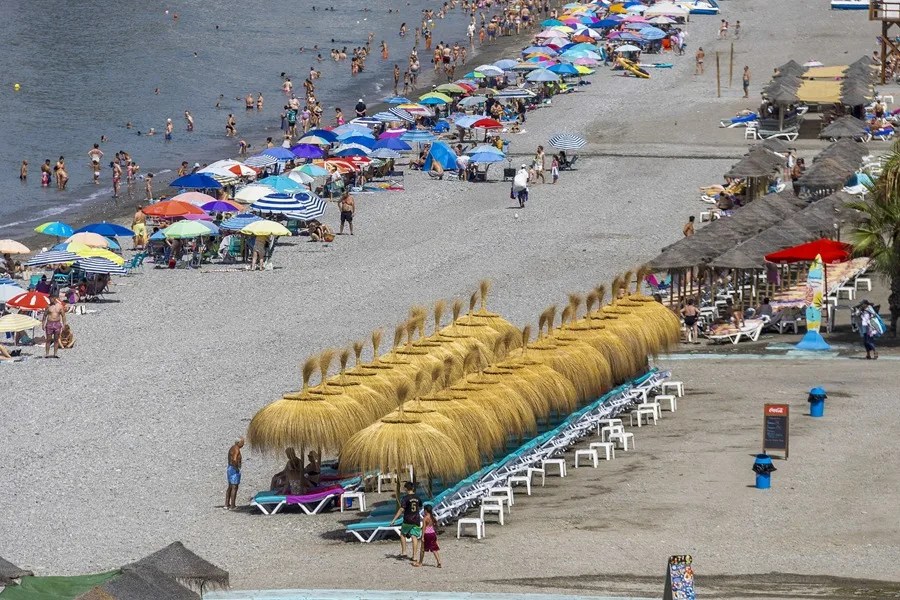 Multitud de personas se refrescan de las altas temperaturas en las playas de Almuñécar (Granada).
