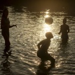 Varias personas se refrescan en las aguas del río Avia, a su paso por Leiro (Ourense