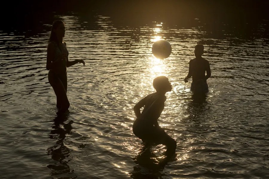 Varias personas se refrescan en las aguas del río Avia, a su paso por Leiro (Ourense