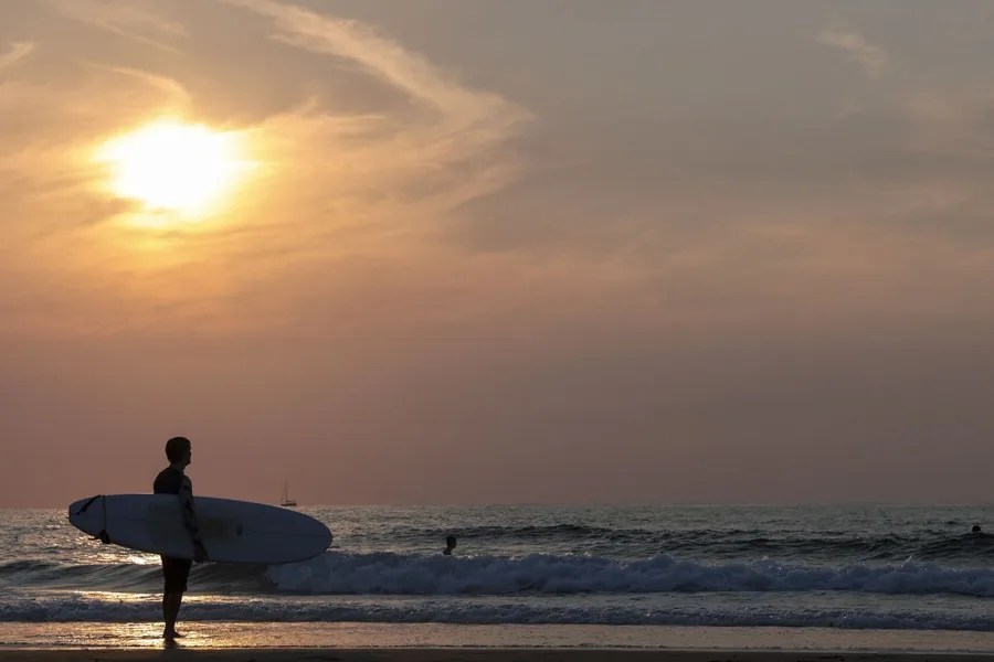 Un surfista mira el mar cantábrico este jueves en Sopelana