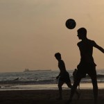 Jóvenes juegan al fútbol en la playa vizcaína de Sopelana