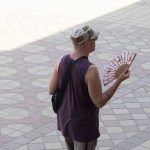 Un turista se abanica en Sevilla.