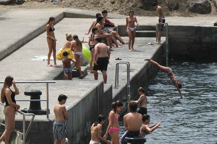 Un grupo de personas en la localidad de Vallesesco en Santa Cruz de Tenerife.