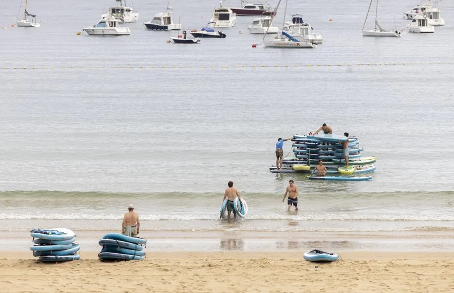 Bañistas en la playa de la Concha de San Sebastián.