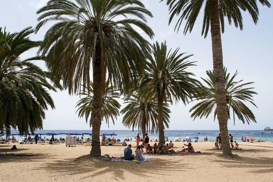 Un grupo de personas este martes en la playa de Las Teresitas, en Santa Cruz de Tenerife.