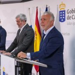 El presidente del Gobierno de Canarias, Fernando Clavijo (c), y los ministros de Política Territorial y Memoria Democrática, Ángel Víctor Torres (d), y de Hacienda, Arcadi España (i)