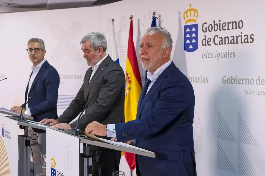 El presidente del Gobierno de Canarias, Fernando Clavijo (c), y los ministros de Política Territorial y Memoria Democrática, Ángel Víctor Torres (d), y de Hacienda, Arcadi España (i)