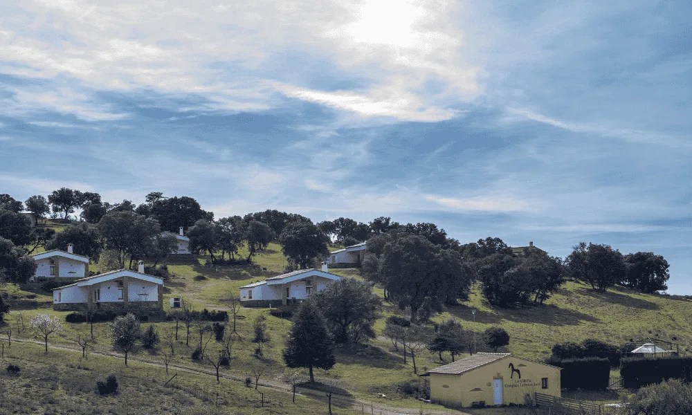 Vista de las casas rurales La Aldeílla de Aldeaquemada (Jaén) en el parque natural de Despeñaperros.
