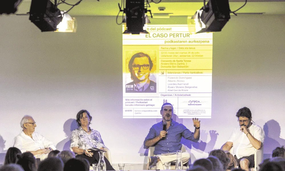 (i-d) El hermano y la pareja de 'Pertur', Álvaro Moreno Bergaretxe y Lourdes Auzmendi, respectivamente; el historiador responsable del archivo y documentación del Centro Memorial de las Víctimas del Terrorismo, Gaizka Fernández Soldevilla; y el director de cine Alberto García Roure, este martes en San Sebastián durante la presentación de tres podcast dedicados a la vida y ausencia de 'Pertur' que, tras 50 años, sigue sin esclarecerse la desaparición del dirigente de ETA-pm.