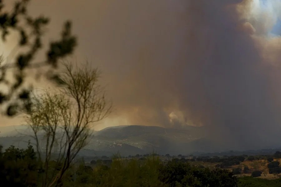 Columna de humo producida por el incendio que se mantiene activo en la localidad madrileña de Pelayos de la Presa