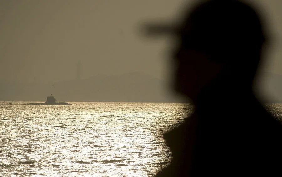 Un ciudadano observa un submarino de la Armada china