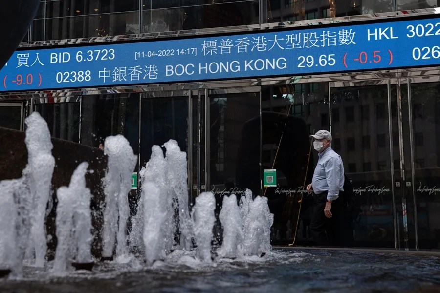 Un hombre pasa frente a Exchange Square, el edificio que alberga la bolsa de Hong Kong