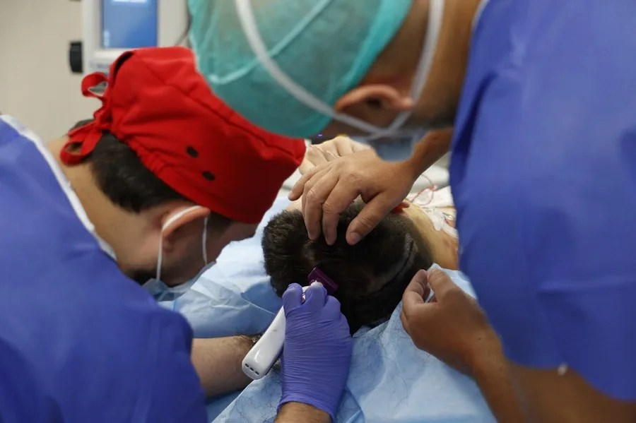 Marcel observa una sucesión de rostros en una tableta y pone nombre a las emociones que reflejan para que el cirujano pueda decidir en tiempo real hasta dónde puede avanzar al extirpar un tumor.