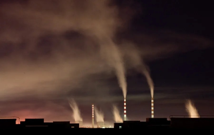 Chimeneas de una planta de energía de carbón