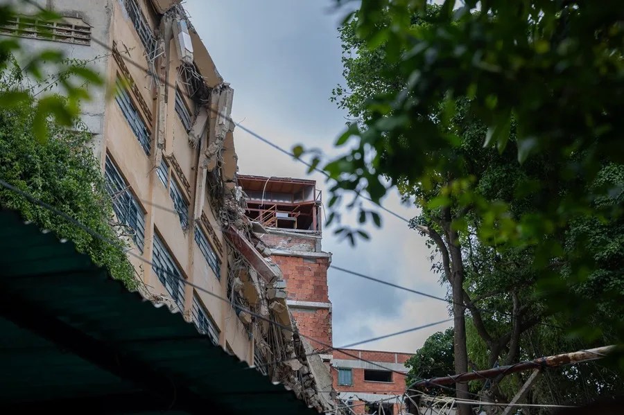 Colapsa parcialmente un colegio en Caracas nueve días después de los potentes terremotos