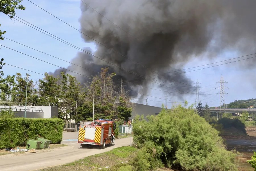 Un incendio en una chatarrería en Astillero ha provocado una intensa columna de humo negro visible desde la bahía de Santander.