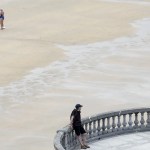 Bañistas y paseantes en la playa de la Concha de San Sebastián.