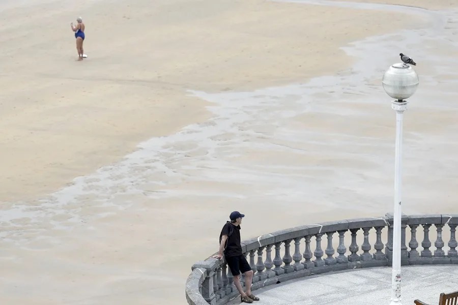 Bañistas y paseantes en la playa de la Concha de San Sebastián.