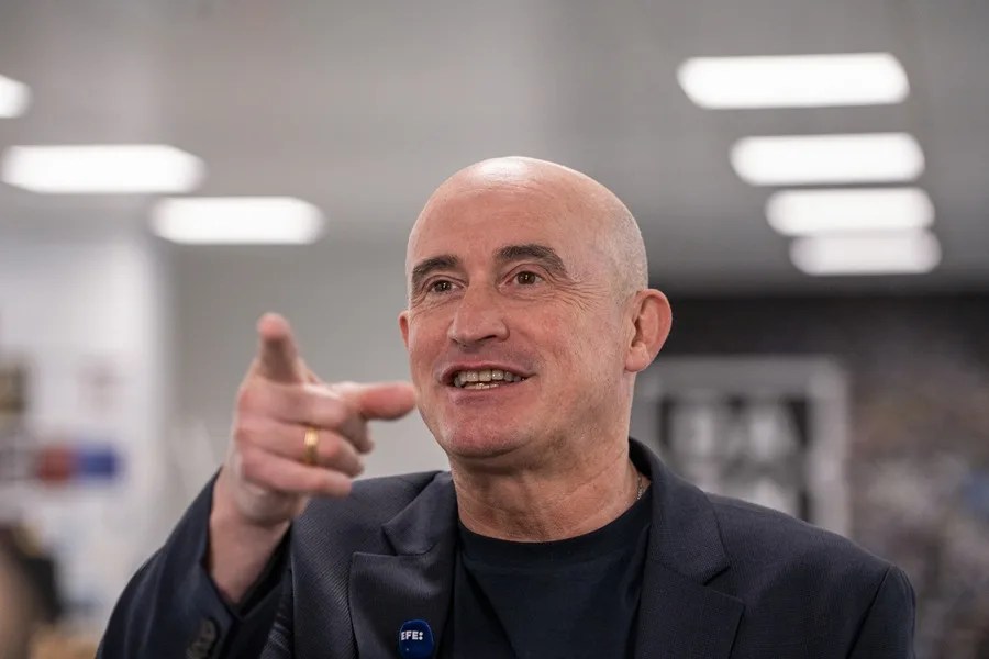 El Mundial de fútbol con mayor número de participantes, 48 selecciones, supuso también un reto para plataformas de transmisión de deporte como DAZN, que por primera vez emitió el evento en España con la difusión de 104 partidos y que le reportó un incremento de clientes de alrededor del 35 por ciento. En su balance del campeonato, el consejero delegado de la compañía para España y Portugal, Óscar Vilda, expone, en una entrevista a EFE, que hasta en los encuentros menos relevantes, "las audiencias han sido tremendas" y han doblado la media de seguimiento de los partidos de Liga protagonizados por los equipos más grandes. EFE/Mario Morón
