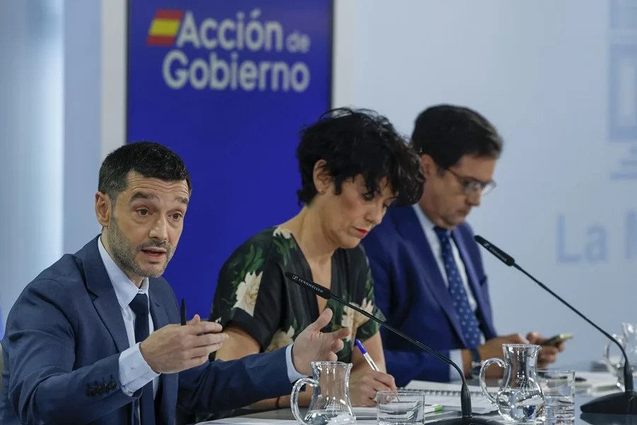 El ministro de Derechos Sociales, Consumo y Agenda 2030, Pablo Bustinduy (i);