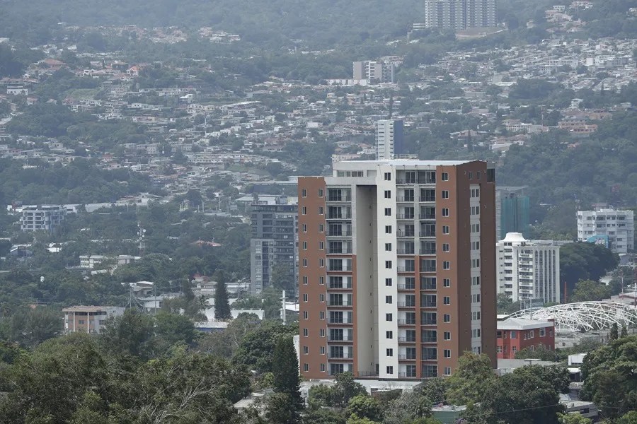 Vivir en peligro por derrumbe pero vivir, la historia de cientos de familias en El Salvador