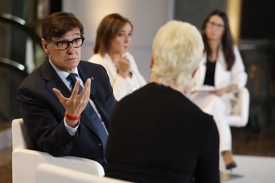 El presidente de la Generalitat de Cataluña, Salvador Illa (2i), participa en una nueva entrega de 'Los Desayunos' de RTVE y la Agencia EFE