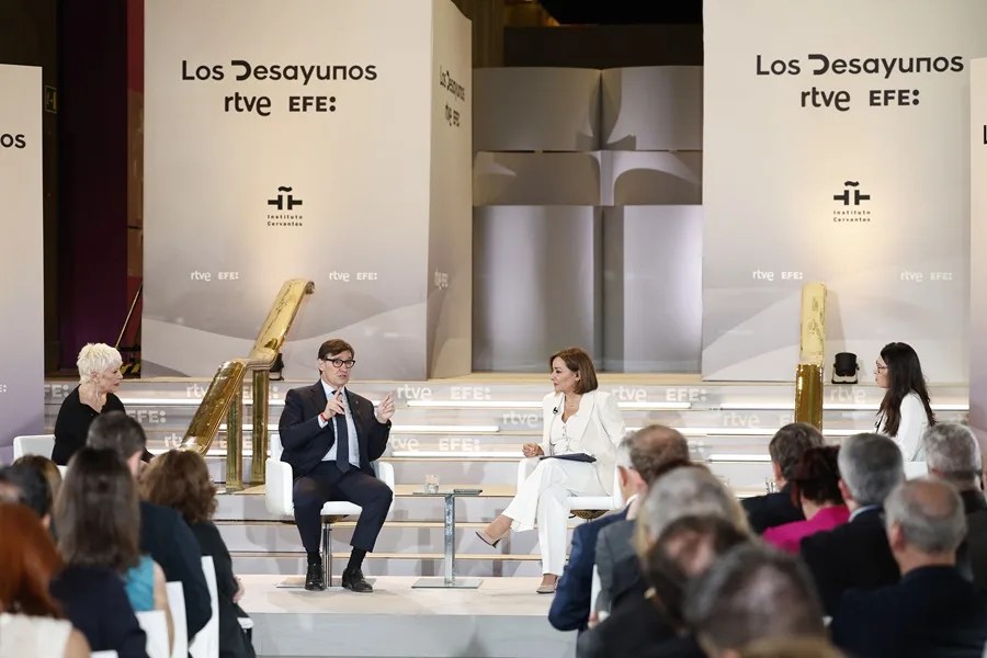 El presidente de la Generalitat de Cataluña, Salvador Illa (2d), participa en una nueva entrega de 'Los Desayunos' de RTVE y la Agencia EFE.