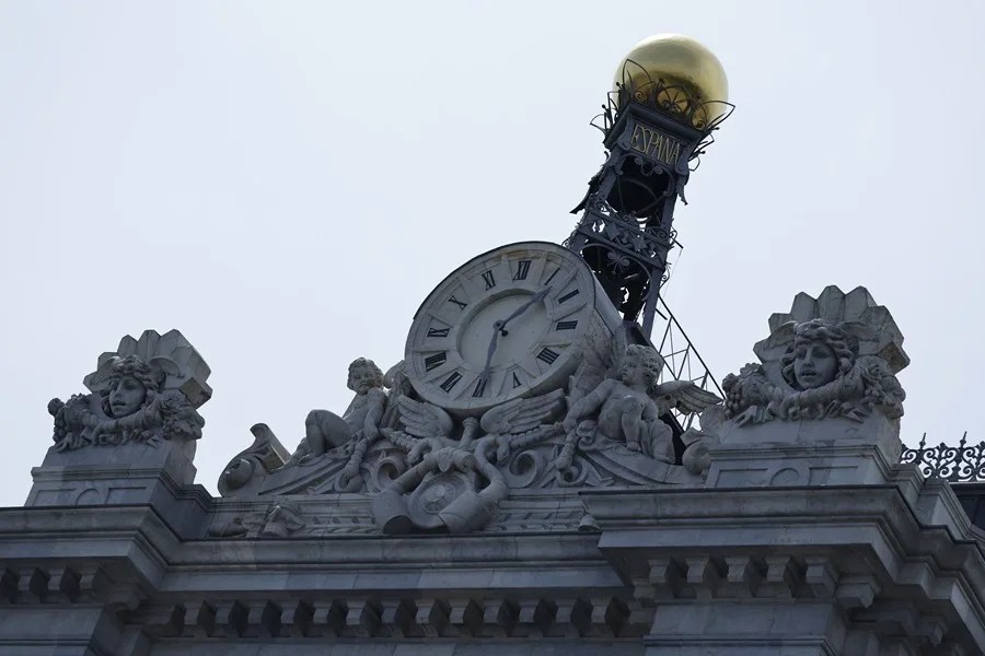 Reloj de torre del chaflán de Cibeles marcando la hora oficial del Banco de España