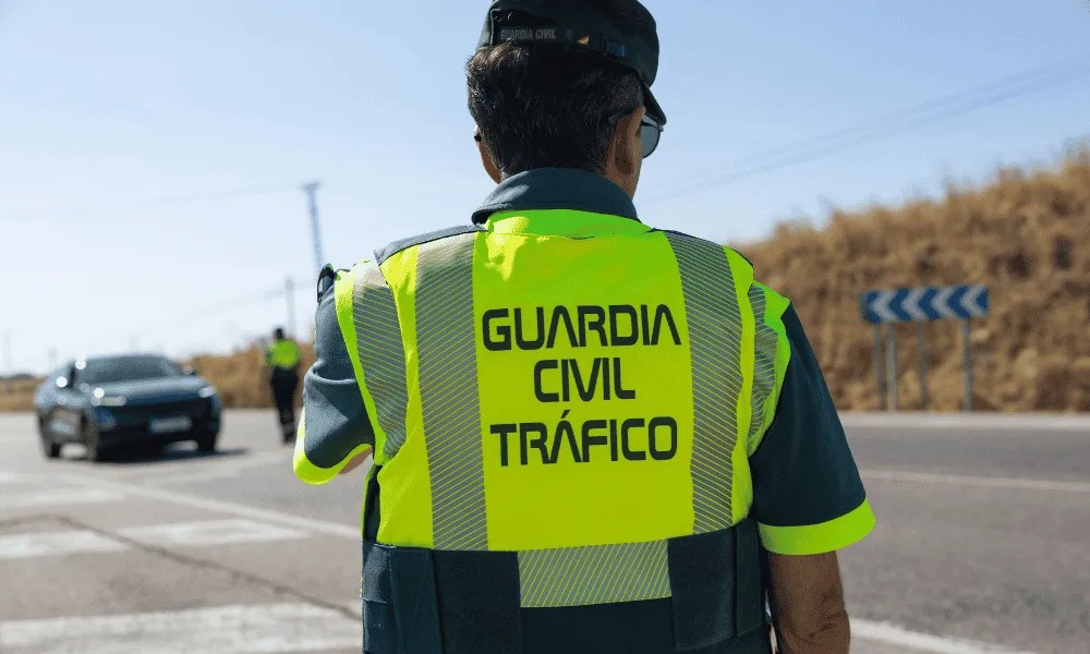 Agente de la Guardia Civil de Tráfico durante un control de carretera.