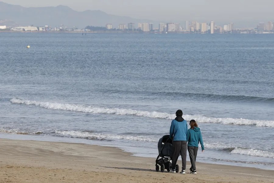 Una pareja pasea a su bebé