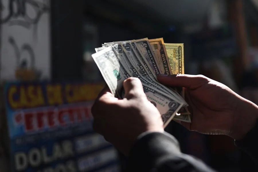 Bolivia reporta el movimiento de 17 millones de dólares en el primer día de su nuevo tipo de cambio