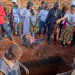 Personal sanitario entierra el ataúd de una víctima del ébola en Bunia, provincia de Ituri, República Democrática del Congo.