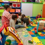 Varios niños juegan en una guardería