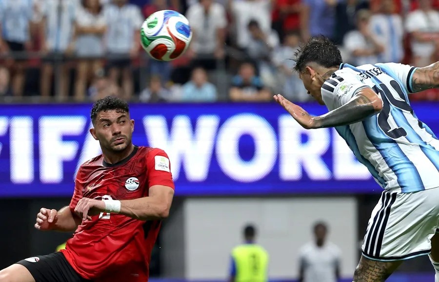 Enzo Fernández (d), de Argentina, marca el 3-2