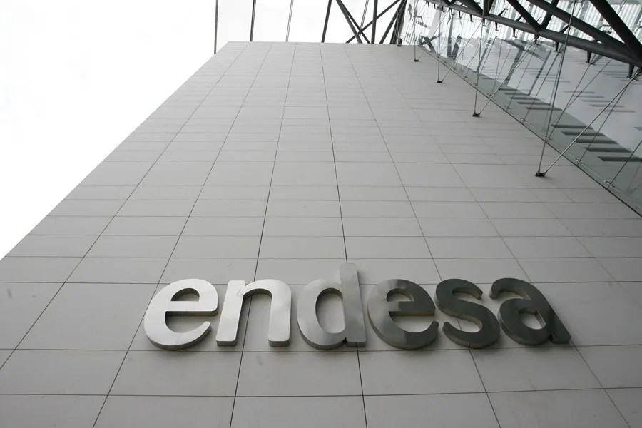 Detalle de la fachada de la sede social de la empresa eléctrica Endesa.