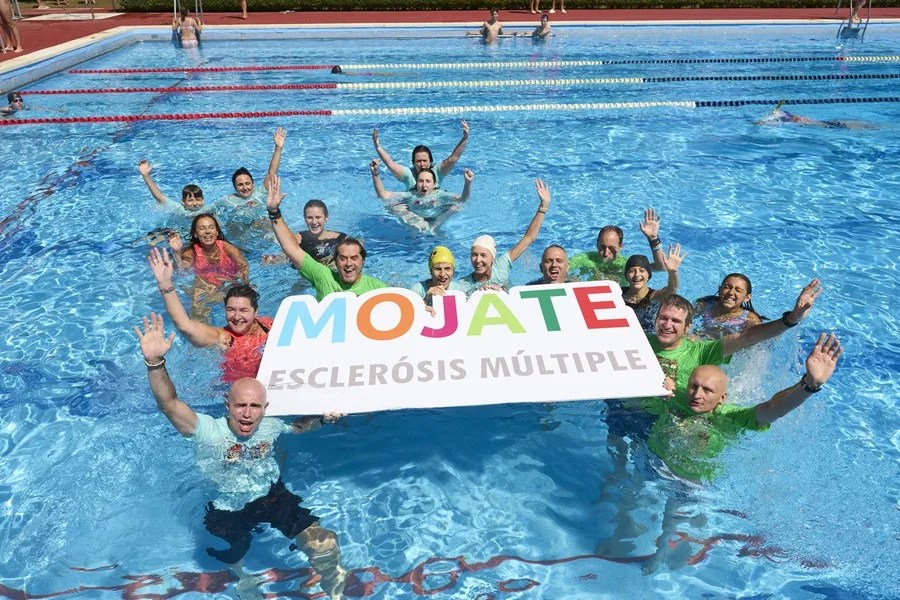 Euskadi se sumerge en el agua en apoyo a los afectados por esclerosis múltiple