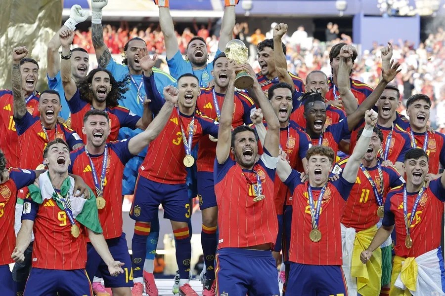 Jugadores de España celebran con el trofeo del Mundial de la FIFA 2026 este domingo