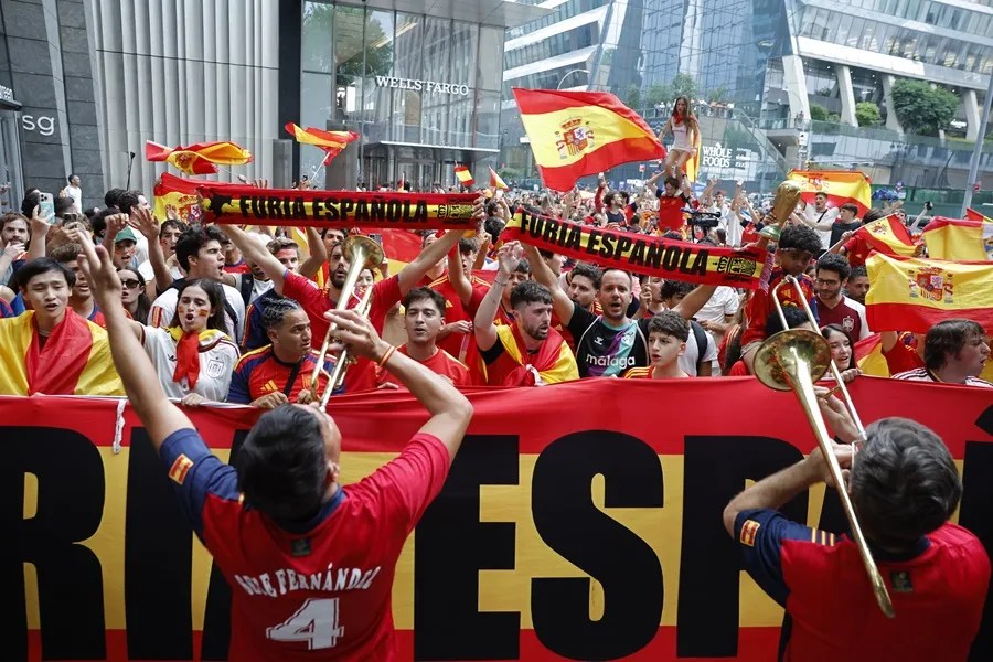 La marcha de España tiñe de rojo Nueva York en busca de su segunda estrella