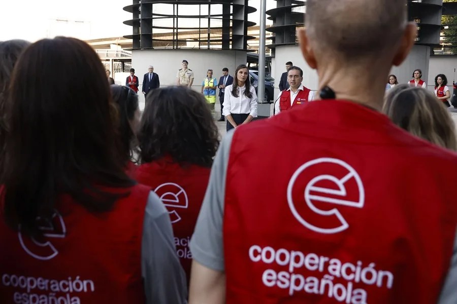 La reina Letizia (c) y el ministro de Asuntos Exteriores, José Manuel Albares (c-d) despiden al equipo médico de emergencia de la AECID