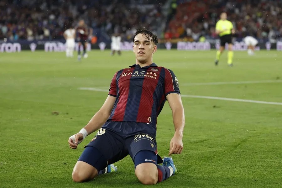 El delantero Carlos Espí.
