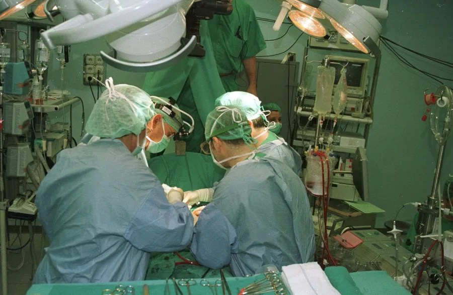 Un equipo de médicos realizan una operación de miocardiopatía.
