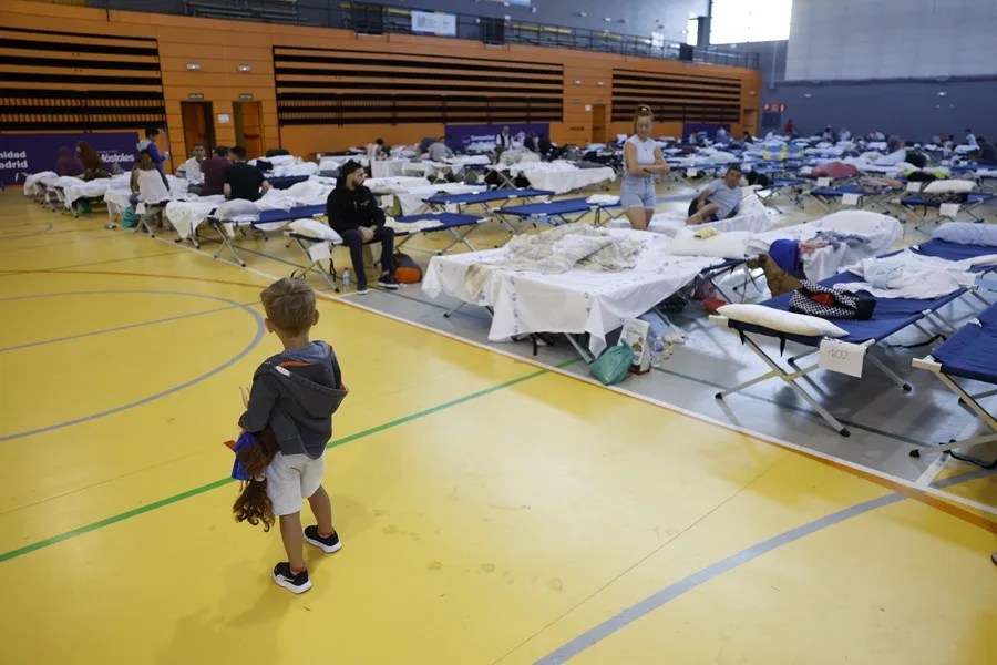 Decenas de personas alojadas en el polideportivo Paco Sedano de Móstoles.